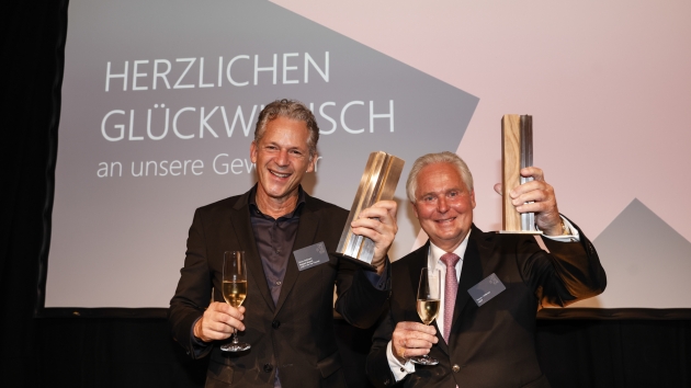 Boris Dolkhani (l.) von Bosch ist CMO of the Year 2022, Ex-Hipp-Geschftsleiter Reiner Tafferner (r.) erhlt den Lifetime Achievement Award - Quelle: Serviceplan Group